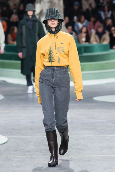 Look 16